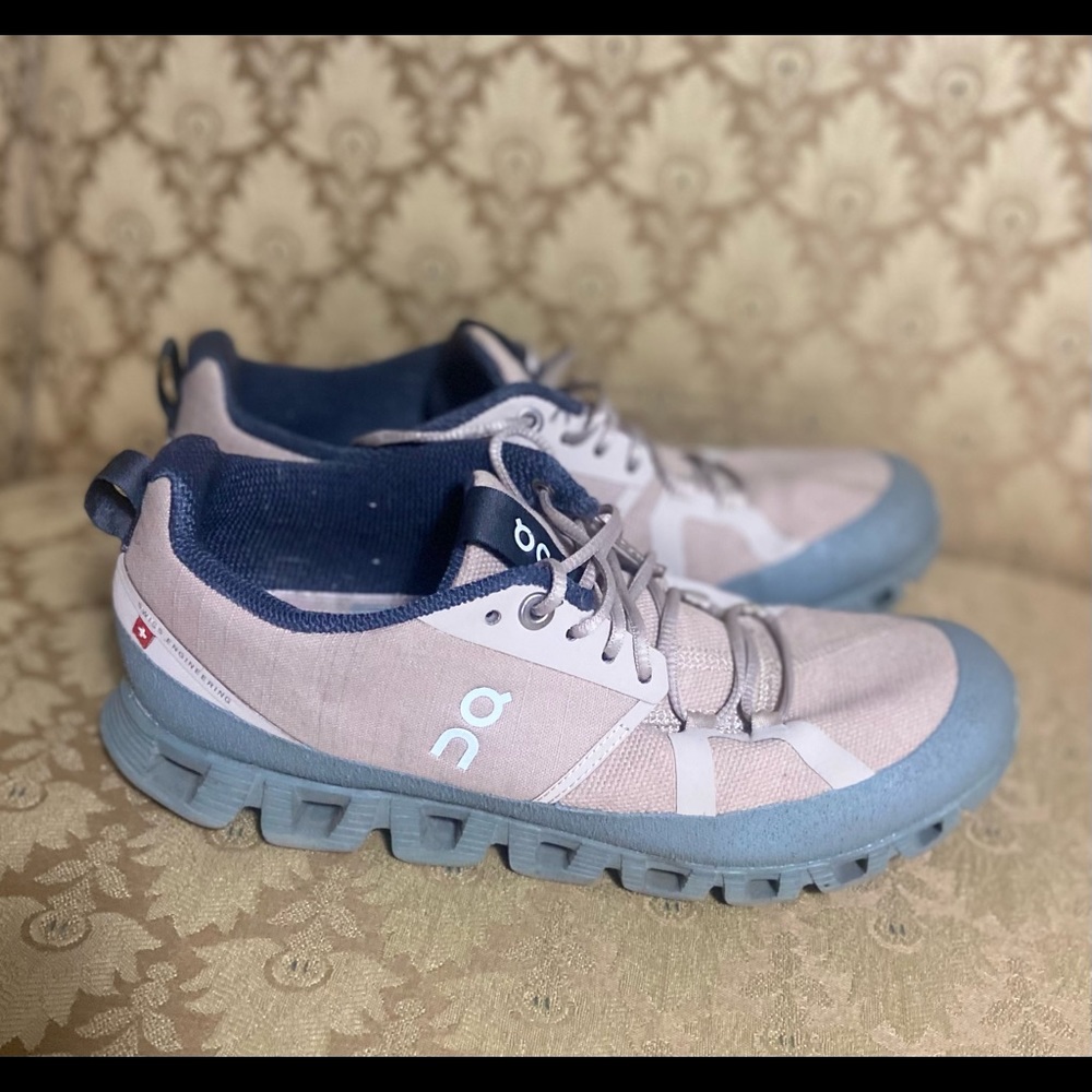 On cloud womens 7.5 shoes